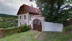 V deseti milionové nemovitosti v Novém Knín bydlí bývalý policista Jan Mazura, oficiáln mu vak nepatí