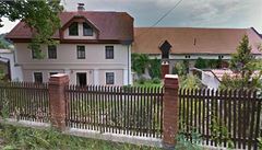 V deseti milionové nemovitosti v Novém Knín bydlí bývalý policista Jan Mazura, oficiáln mu vak nepatí