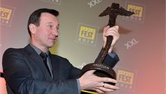 Herec Robert Wieckiewicz pebírá cenu za Andrzeje Wajdu.