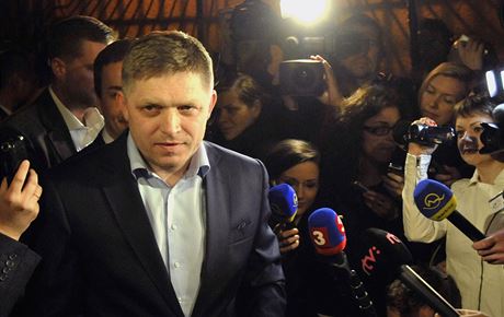 Slovensk premir a prezidentsk kandidt Robert Fico pichz 29. bezna veer do sv volebn centrly v Bratislav.