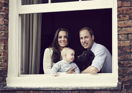 Britský princ William s manelkou Kate zveejnili fotografii, na které jsou zachyceni se svým synem, princem Georgem.