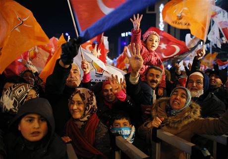 Erdoganovi pvrenci slav v ulicch jeho vtzstv v prezidentskch volbch.
