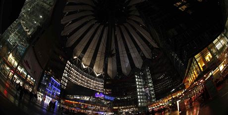 I Sony centrum v Berlíne na hodinu zhaslo. 