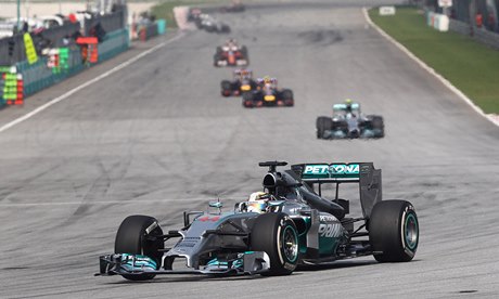 Lewis Hamilton v čele závodního pole