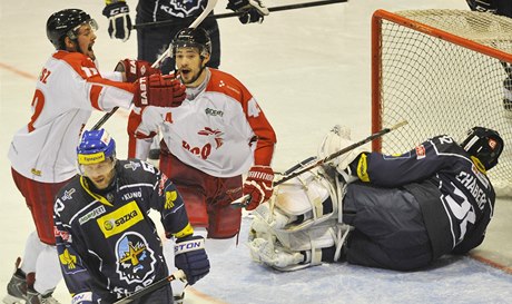 Hokejisté Olomouce slaví gól v barái o extraligu proti Kladnu