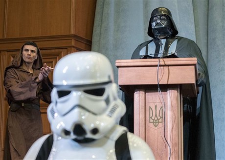 Jako prezidentský kandidát se zaregistroval i Darth Vader. Pod maskami postav z Hvzdných válek se skrývají aktivisté z Internetové strany Ukrajiny.