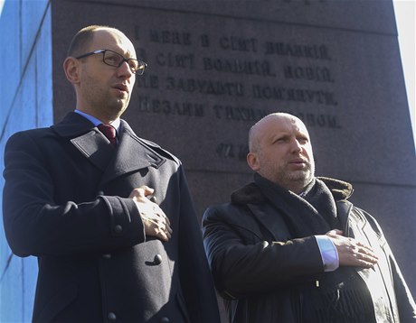 Úadující ukrajinský prezident Oleksandr Turynov (vpravo) s premiérem Arsenijem Jaceukem.