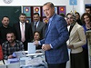 Volby v Turecku testují Erdoganovu budoucnost. Pi stetech zemelo est lidí