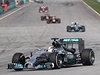 Lewis Hamilton v ele závodního pole