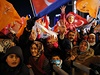 Erdoganovi pívrenci slaví v ulicích jeho vítzství v prezidentských volbách.