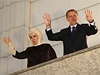 Recep Tayyip Erdogan s manelkou Emine zdraví své píznivce z balkónu sídla strany AKP. 