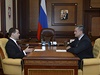 Ruský premiér Dmitrij Medvedv s pedsedou krymské vlády Sergejem Aksjonovem.