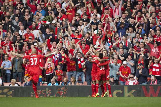 Fotbalisté Liverpoolu slaví dal�í gól v síti Tottenhamu