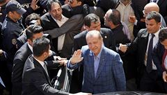 I kdy Erdoganovo jméno pímo nefiguruje na kandidátních listinách, hlasování je mnohými povaováno za referendum o jeho více ne desetiletí dlouhé vlád.