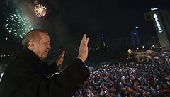 Recep Tayyip Erdogan oslavuje volební úspch.