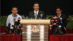 Malajsijský ministr dopravy Hi�ammuddín Hussein (uprost�ed) na tiskové...