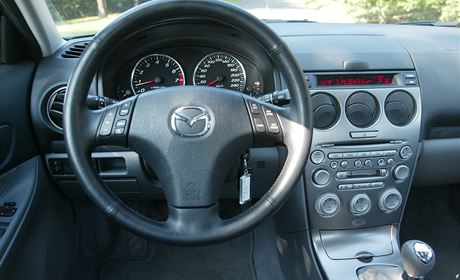 Mazda svolává ke kontrole 42 tisíc voz. Kvli pavoukm