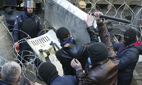 Radikálové v Doncku napadli sídlo gubernátora, policie nasadila vodní dla