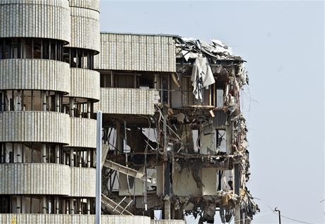 Demolice Hotelu Praha (2. bezna).