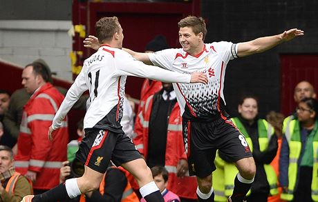 Steven Gerrard (vpravo) se raduje z gólu. Vlevo je jeho spoluhrá Lucas.