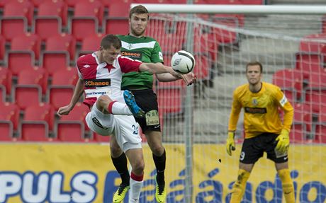 Zleva Tomá Necid ze Slavie a Filip Novák z Jablonce bojují o mí ped jabloneckým brankáem Romanem Valeem.