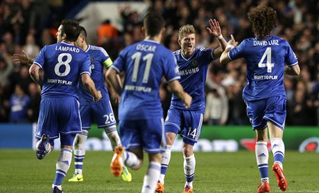Fotbalisté Chelsea oslavují druhý gól do sít PSG.