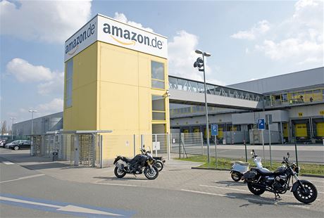 Distribuní centrum Amazonu v nmeckém Grabenu.