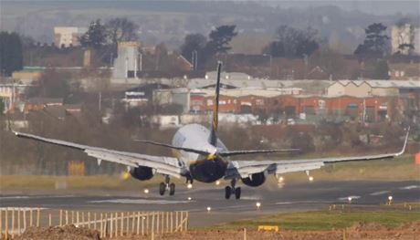 Nkterá letadla irského Ryanairu se po lét opt vrátí na zem. 