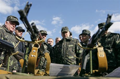 Pedseda ukrajinského parlamentu a úadující prezident Oleksandr Turynov (uprosted) se úastní vojenské pehlídky.