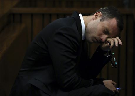 Oscar Pistorius pláe v soudní síni.