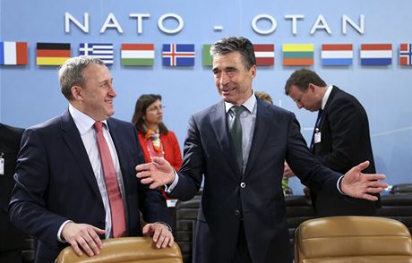 Ukrajinsk ministr zahrani Andrej Decycja naslouch generlnmu tajemnkovi NATO Andersi Fogh Rasmussenovi na ternm zasedn v Bruselu.