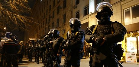 Policejní ozbrojenci v centru Kyjeva ped hotelem, v nm má Pravý sektor svj táb