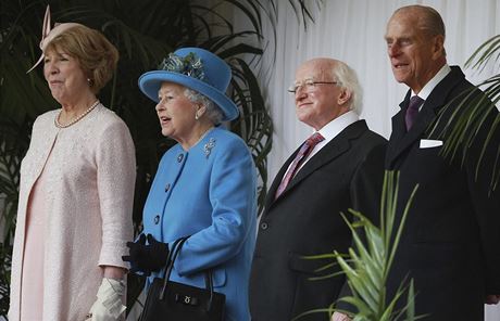 Historicky první návtva irské hlavy státu ve Velké Británii. Zleva: manelka irského prezidenta Sabina, královna Albta II., irský prezident Michael D. Higgins, princ Filip. 
