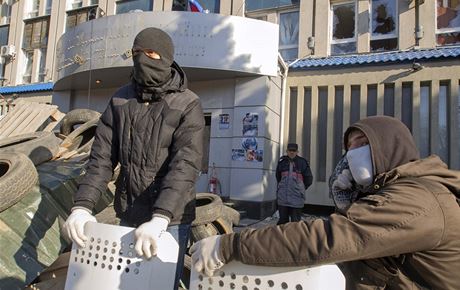 Prorutí povstalci ped budovou tajné sluby SBU ve východoukrajinském Luhansku.