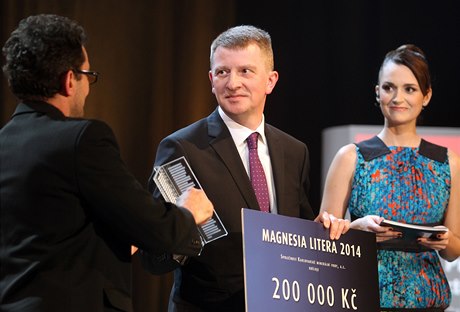 Jiří Padevět přebírá cenu Magnesia Litera od Ondřeje Vetchého