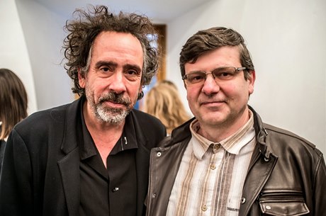 Tim Burton s překladatelem Richardem Podaným.