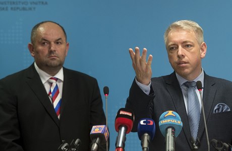 Ministr vnitra Milan Chovanec (vpravo) a předseda Fotbalové asociace ČR Miroslav Pelta na tiskové konferenci po jednání k problematice bezpečnosti při fotbalových utkáních.