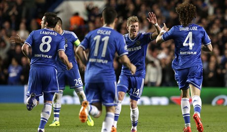 Fotbalisté Chelsea oslavují druhý gól do sítě PSG.