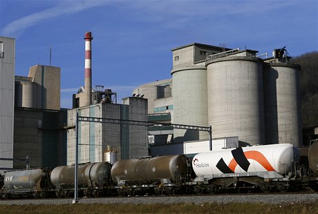 Cementárna spolenosti Holcim v Eclepens blízko Lausanne.