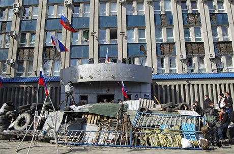 Prorutí separatisté na barikádách ped obsazeným sídlem ukrajinské rozvdky SBU v Luhansku.