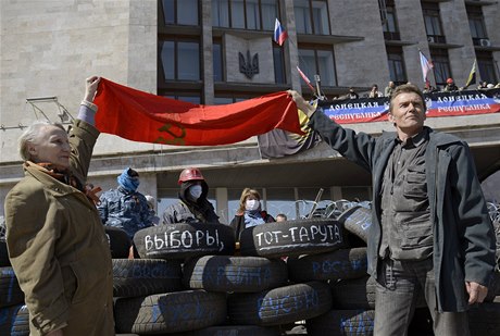 Proruští separatisté na barikádách před budovou regionální správy v Doněcku. 