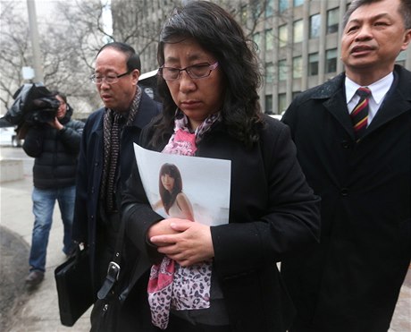 Liou Ťien-chuej (vlevo) a Ja Žu-čeng (uprostřed), rodiče zavražděné dívky Liou Čchien (na snímku).
