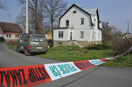 Na potu ve Velkých Kunticích na Jesenicku se 4. dubna vloupal neznámý ozbrojený pachatel i pachatelé. Podle místních obyvatel se kolem pl tvrté ráno ozvala z objektu poty stelba. 