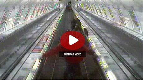 Mladík byl napaden na eskalátorech v metru, agresora se pi vstupu na schody jen lehce dotkl
