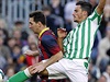 "Lolo" Reyes z Betisu se snaí odzbrojit Lionela Messiho.