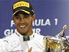 Lewis Hamilton s pohárem pro vítze VC Bahrajnu.