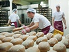 Výroba chleba v soukromé turnovské Pekárn Mikula, která slaví 20 let existence.