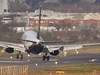 Letadlo spolenosti Ryanair pistává za silného vtru na letiti v Birminghamu.