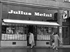 Prodejna Julius Meinl ve Vídni na snímku z roku 1961.