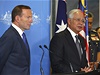 Hlavní aktéi pátrání po letu MH 370 - Malajsie a Austrálie. Na snímku australský premiér Tony Abbott (vlevo) se svým malajsijským protjkem Najibem Razakem.